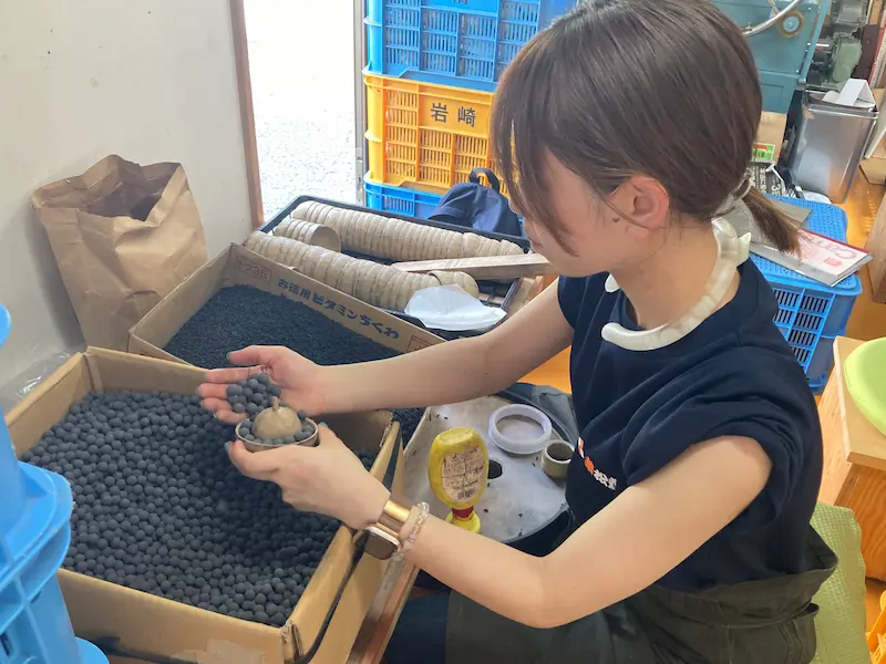 玉詰めの作業風景